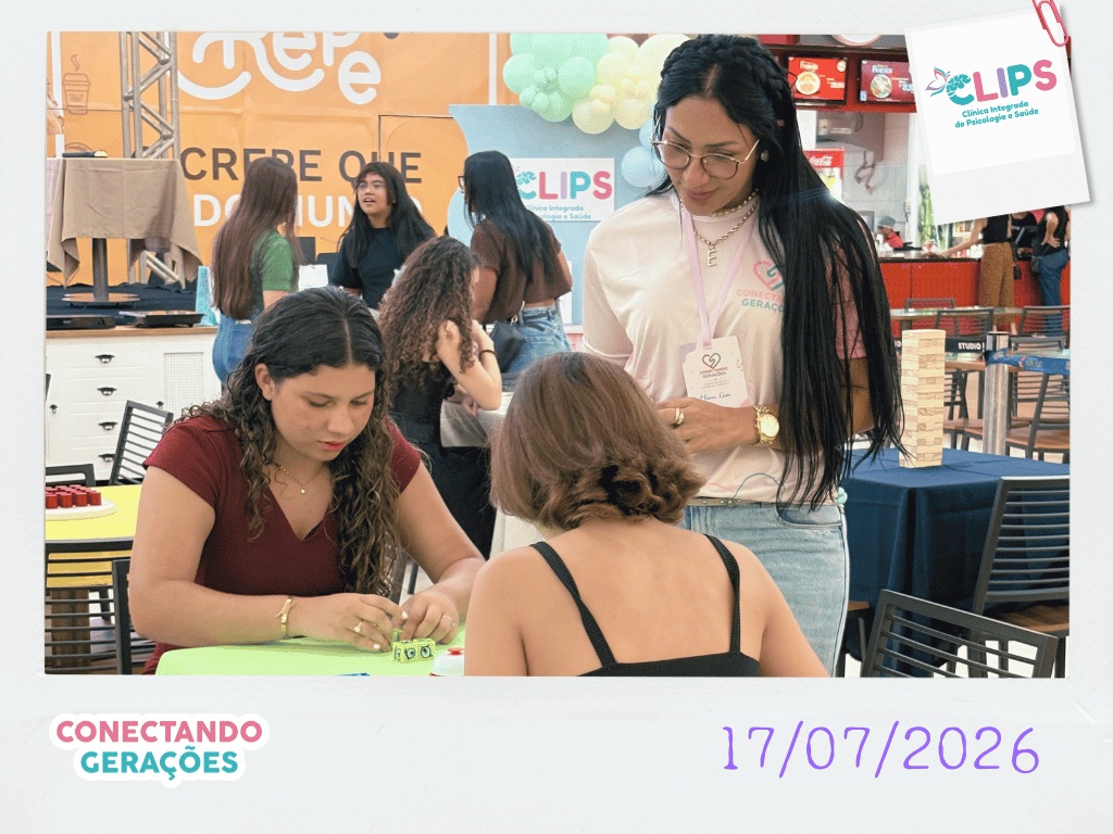 Duas participantes jogando um jogo de tabuleiro no evento Conectando Gerações da CLIPS